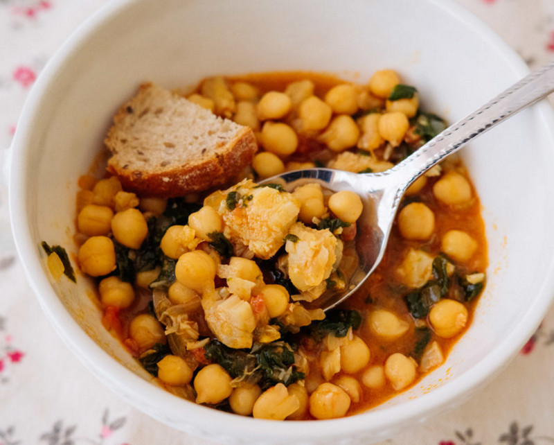 Potaje de garbanzos con bacalao y espinacas