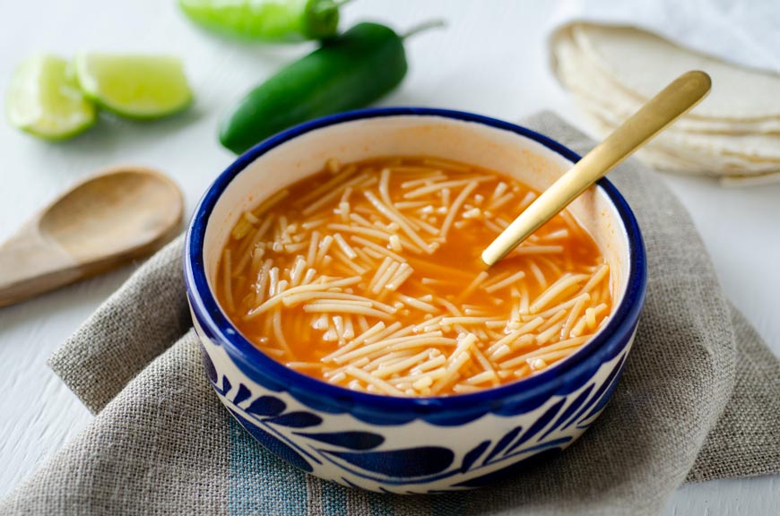 Sopa de fideos con tomate